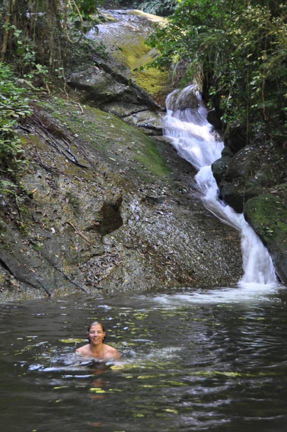 Ana na água gelada de cachoeira no Vale do Alcantilado em Mauá - RJ