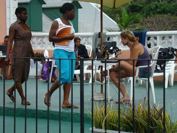 Ana no sun deck do hotel em Nassau, ao lado das enfermeiras  americanas