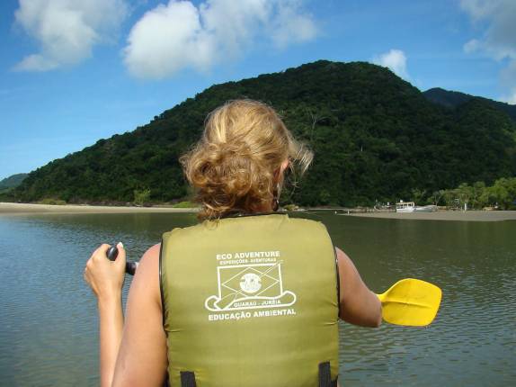 Ana remando para a cachoeira Itu, na Juréia - SP Ana remando para a cachoeira Itu, na Juréia - SP