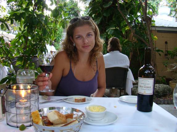 Ana saboreando um vinho frances no Café Matisse - Nassau