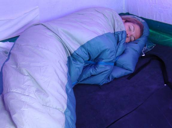 Ana se esquentando no sleeping no alto da Pedra da Mina em Passa Quatro - MG Ana se esquentando no sleeping no alto da Pedra da Mina em Passa Quatro - MG