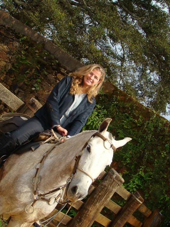 Ana treinando sua montaria na fazenda Serra das Bicas em Carrancas - MG
