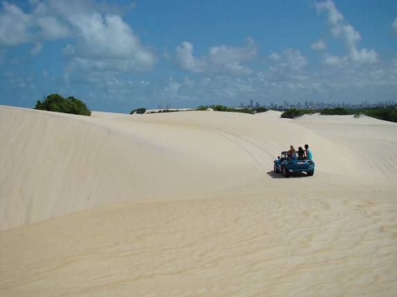 Andando de bugue pelas dunas de Genipabu - RN Andando de bugue pelas dunas de Genipabu - RN