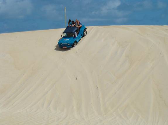 Andando de bugue pelas dunas de Genipabu - RN Andando de bugue pelas dunas de Genipabu - RN