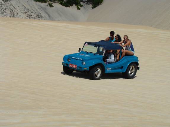 Andando de bugue pelas dunas de Genipabu - RN Andando de bugue pelas dunas de Genipabu - RN