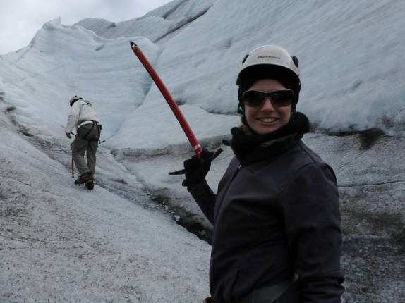 Animada no início da caminhada sobre a geleira Vatnajokull, no parque de Skaftafell, no sul da Islândia Animada no início da caminhada sobre a geleira Vatnajokull, no parque de Skaftafell, no sul da Islândia