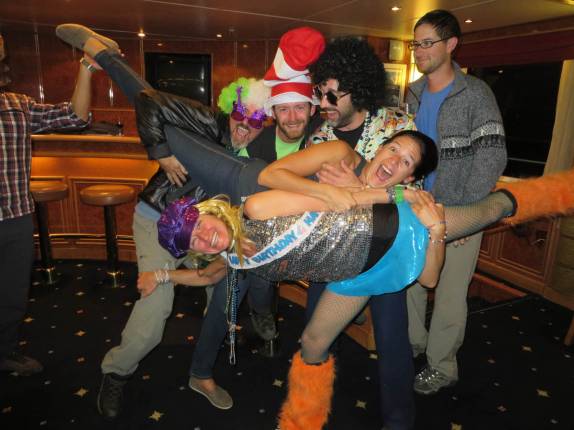 Animação na primeira festa no Sea Spirit, no trecho entre Buenos Aires e as Ilhas Malvinas Animação na primeira festa no Sea Spirit, no trecho entre Buenos Aires e as Ilhas Malvinas