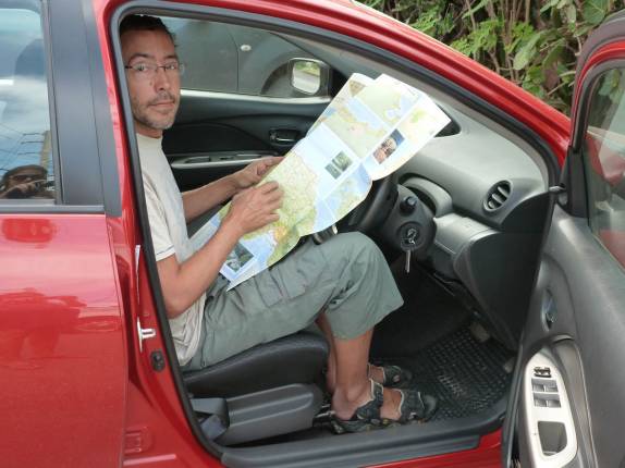 Antes de partir, olhamdo no mapa o longo caminho entre Treasure Beach e Port Antonio, na Jamaica Antes de partir, olhamdo no mapa o longo caminho entre Treasure Beach e Port Antonio, na Jamaica