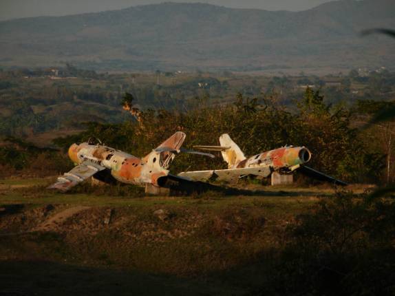 Antigos aviões de guerra em campo próximo à Cascata del Nicho, região de Cienfuegos, em Cuba Antigos aviões de guerra em campo próximo à Cascata del Nicho, região de Cienfuegos, em Cuba
