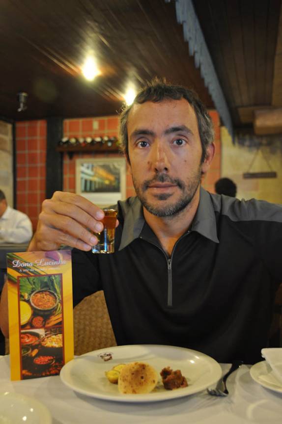 Aperitivo com cachaça, linguiça e pão de queijo no Dona Lucinha, em Belo Horizonte - MG Aperitivo com cachaça, linguiça e pão de queijo no Dona Lucinha, em Belo Horizonte - MG