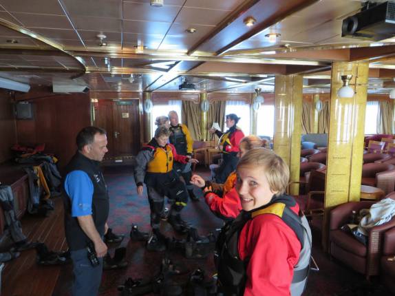 Aprendendo a usar as roupas e equipamentos do caiaque, no trecho entre Buenos Aires e as Ilhas Malvinas Aprendendo a usar as roupas e equipamentos do caiaque, no trecho entre Buenos Aires e as Ilhas Malvinas