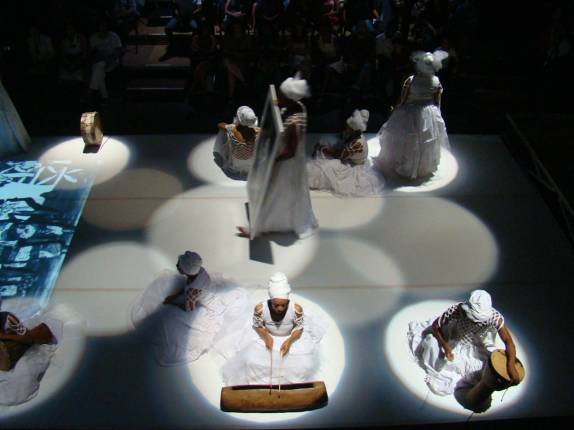 Apresentação do Grupo de Teatro do Olodum no Teatro Vila Velha em Salvador - BA