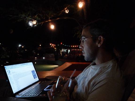 Aproveitando a internet no Jake, nosso hotel em Treasure Beach, na Jamaica Aproveitando a internet no Jake, nosso hotel em Treasure Beach, na Jamaica