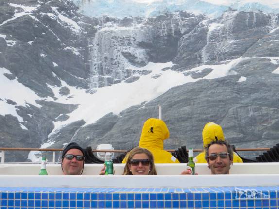 Aproveitando a piscina de água quente no convés do Sea Spirit enquanto navegamos nos ares gelados do Drygalski Fjord, na Geórgia do Sul Aproveitando a piscina de água quente no convés do Sea Spirit enquanto navegamos nos ares gelados do Drygalski Fjord, na Geórgia do Sul