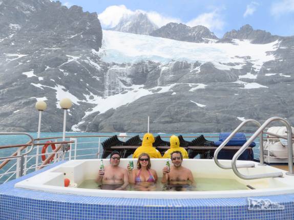 Aproveitando a piscina de água quente no convés do Sea Spirit enquanto navegamos nos ares gelados do Drygalski Fjord, na Geórgia do Sul Aproveitando a piscina de água quente no convés do Sea Spirit enquanto navegamos nos ares gelados do Drygalski Fjord, na Geórgia do Sul