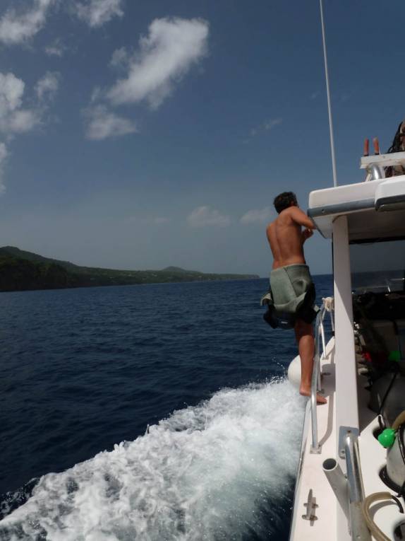 Aproveitando a vida em passeio de barco ao redor de Montserrat, no Caribe, em busca dos pontos de mergulho