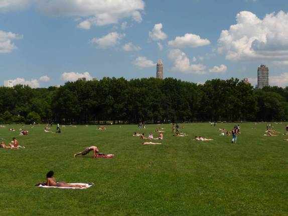 Aproveitando o dia de sol no Central Park, em Nova Iorque, nos Estados Unidos