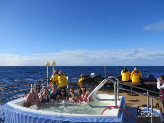 Aproveitando o tempo em alto mar, entre Falkland e Geórgia do Sul, para um bom banho de piscina