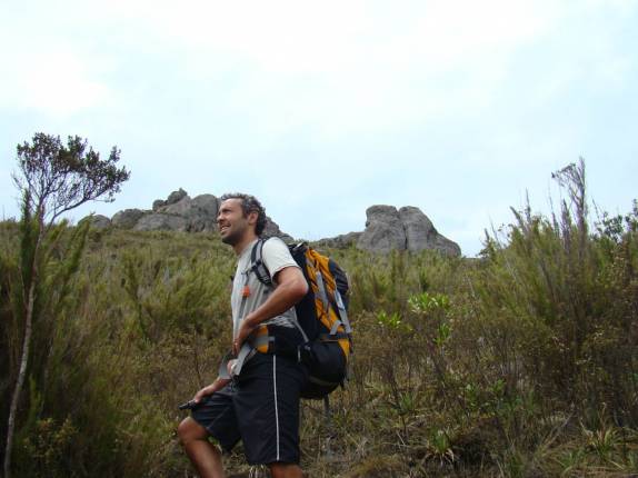 Aproximando-se das Duas Meninas, na trilha capixaba de acesso ao Pico da Bandeira, no Parque Nacional do Caparaó - MG/ES