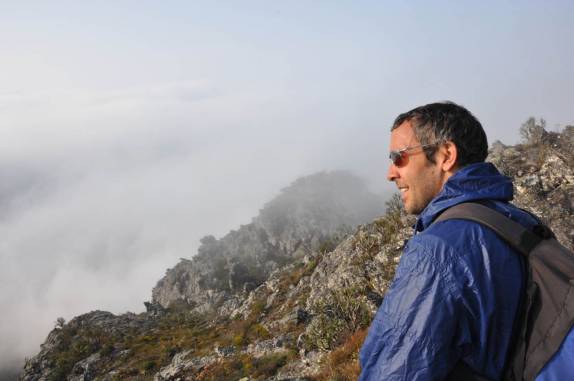 Aquecendo-se ao sol, na descida do Pico do Itambé, na região de Capivari - MG