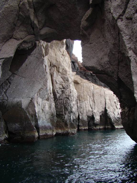 Arco de pedra na ilha de Espíritu Santo, região de La Paz, na Baja California - México Arco de pedra na ilha de Espíritu Santo, região de La Paz, na Baja California - México
