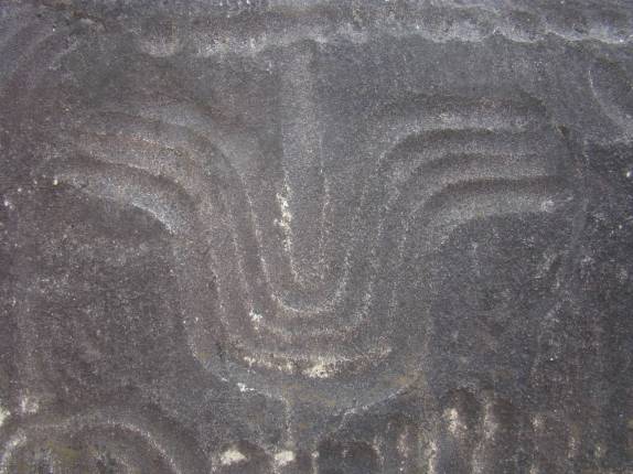 Arte rupestre em baixo relevo, tradição Itacoatiara, em Ingá - PB