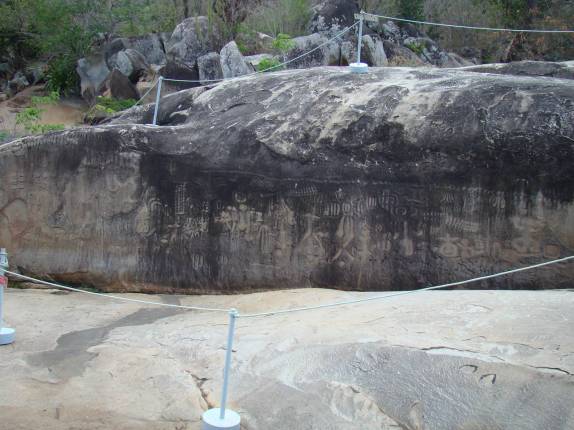 Arte rupestre em baixo relevo, tradição Itacoatiara, em Ingá - PB Arte rupestre em baixo relevo, tradição Itacoatiara, em Ingá - PB