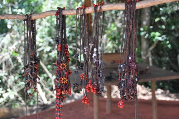 Artesanato indígena no P.N do Monte Pascoal, próximo à Itamaraju - BA