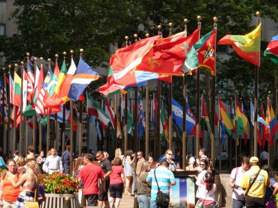 As bandeiras do Rockefeller Center, em Nova Iorque - Estados Unidos As bandeiras do Rockefeller Center, em Nova Iorque - Estados Unidos