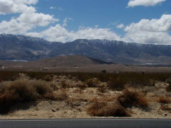 As belas e grandiosas paisagens nas estradas do interior americano (sul da Califórnia - EUA) As belas e grandiosas paisagens nas estradas do interior americano (sul da Califórnia - EUA)