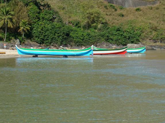 As coloridas canoas da Praia do Bonete em Ilha Bela - SP