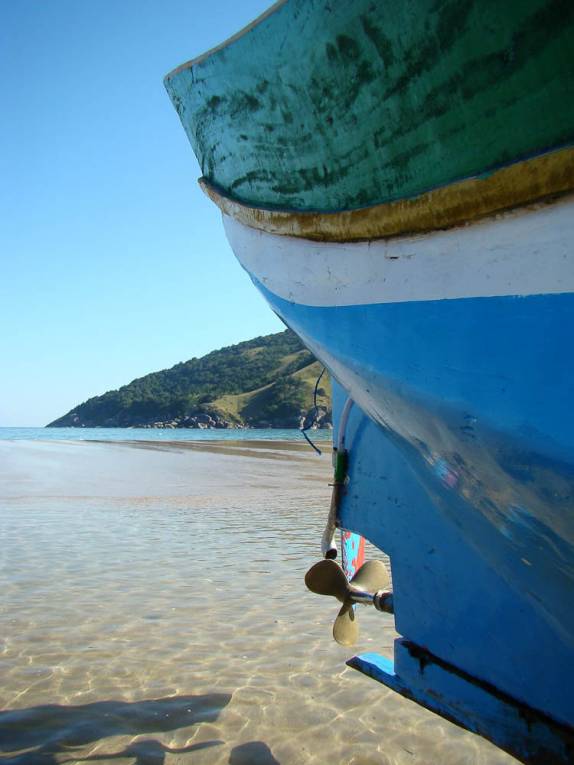 As coloridas canoas da Praia do Bonete em Ilha Bela - SP