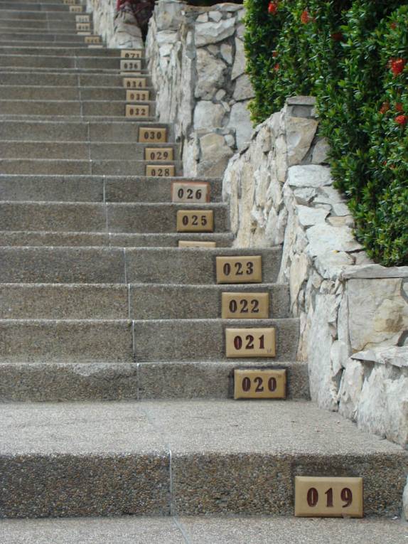 As escadarias com degraus numerados no Bairro da Penha, em Guayaquil, no Equador. São 450 degraus até o topo!