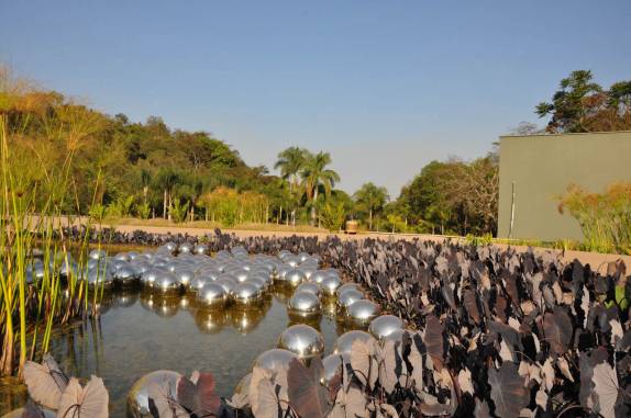 As famosas bolas flutuanyes em Inhotim, Brumadinho, próximo à Belo Horizonte - MG