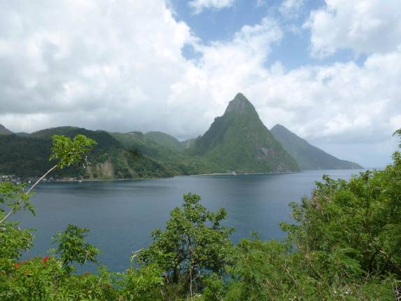 As famosas montanhas Piton, em Soufriere, no sul de Santa Lúcia, no Caribe