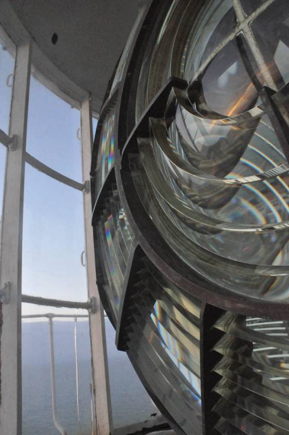 As lentes do farol na ilha de Santa Bárbara em Abrolhos - BA As lentes do farol na ilha de Santa Bárbara em Abrolhos - BA