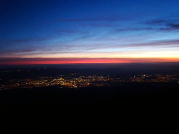 As luzes da cidade de Arequipa vistas do nosso acampamento no vulcão El Mistí, em Arequipa - Peru As luzes da cidade de Arequipa vistas do nosso acampamento no vulcão El Mistí, em Arequipa - Peru