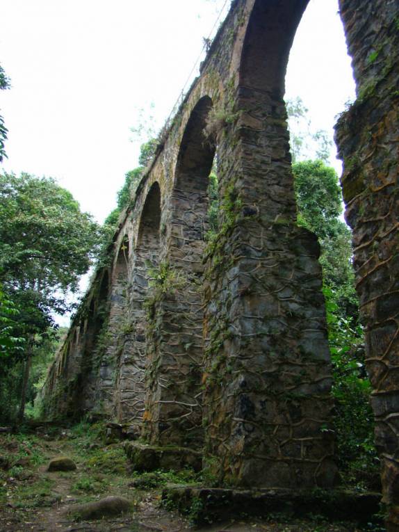 As magníficas ruínas do Aqueduto da Ilha Grande - RJ