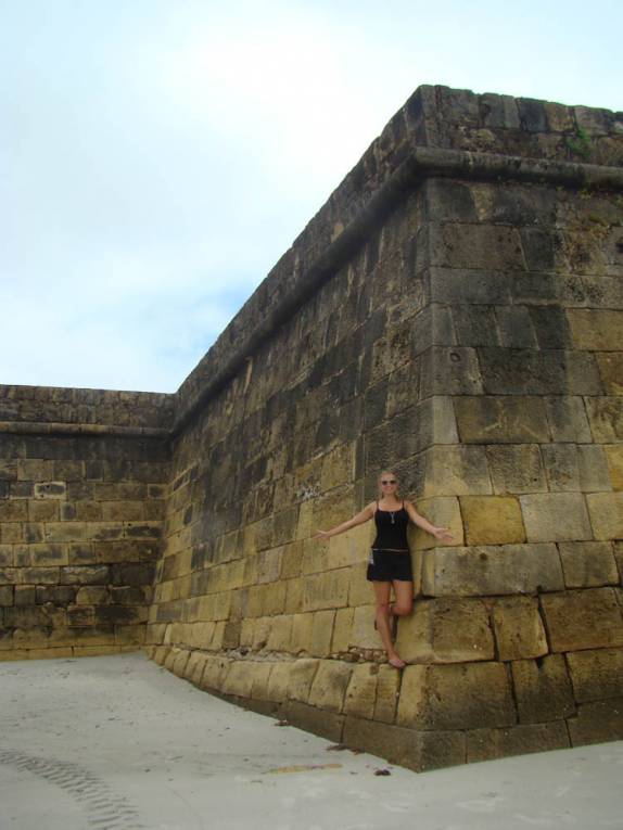 As muralhas da enorme Fortaleza de Orange, na ilha de Itamaracá - PE As muralhas da enorme Fortaleza de Orange, na ilha de Itamaracá - PE