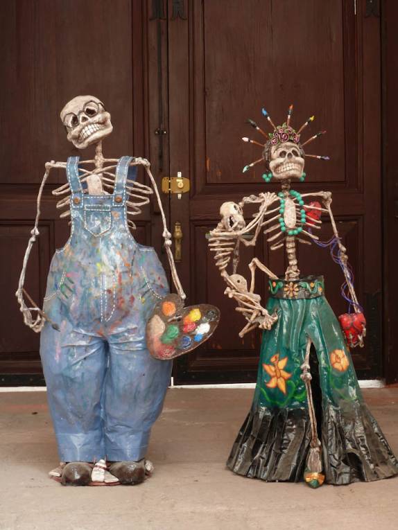 As típicas Catrinas mexicanas, aqui representando os artistas famosos na Casa de Frida Kahlo e Diego Rivera, em Coyoacán, bairro de Cidade do México