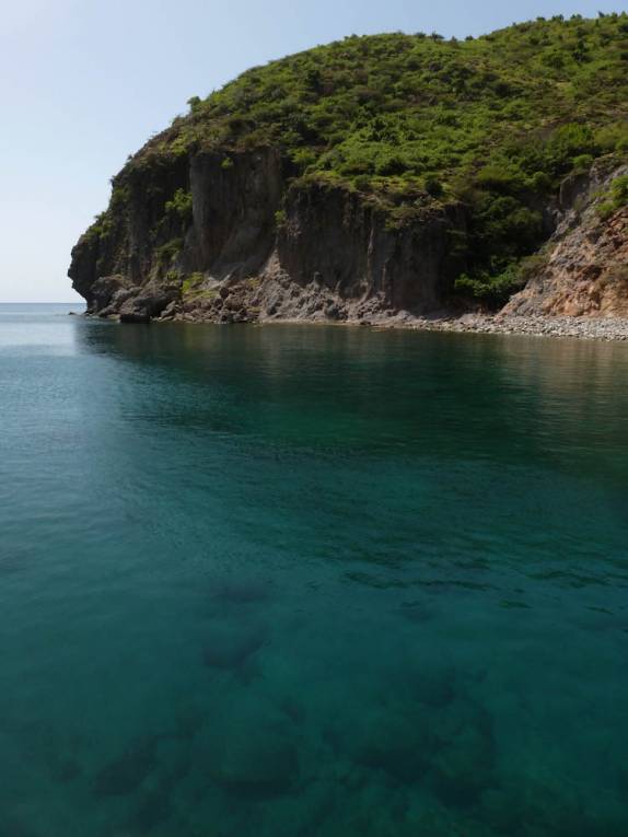 As águas claras do porto de Montserrat, no Caribe