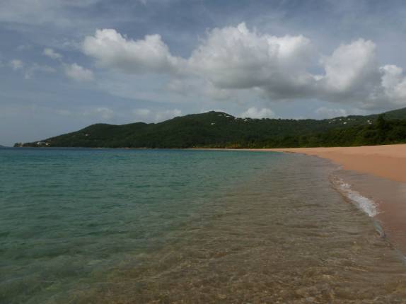As águas tranquilas e calmas da praia de Grande Anse, em Basse Terre, em Guadalupe, no Caribe