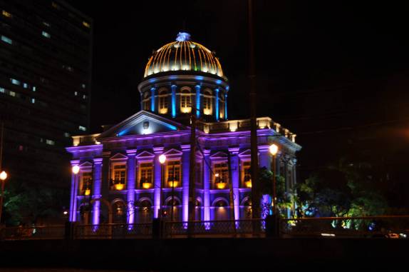 Assembléia Legislativa do Estado de Pernambuco vista durante passeio de catamarã no rio Capibaribe, em Recife - PE