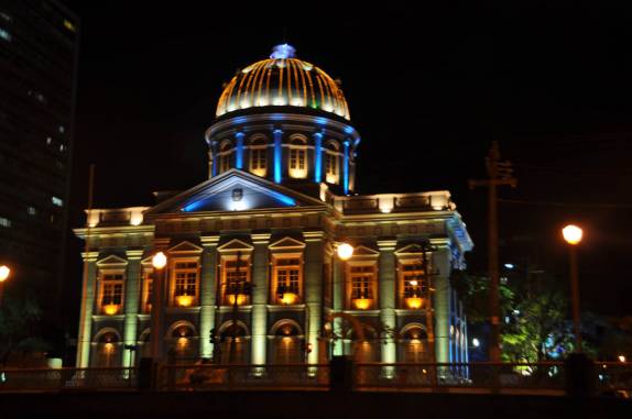 Assembléia Legislativa do Estado de Pernambuco vista durante passeio de catamarã no rio Capibaribe, em Recife - PE