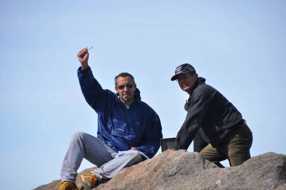 Assinando o livro no alto das Agulhas Negras - RJ Assinando o livro no alto das Agulhas Negras - RJ