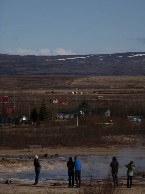 Assistindo à erupção do geiser Strokkur, na área de Geysir, parte do Golden Circle, na Islândia