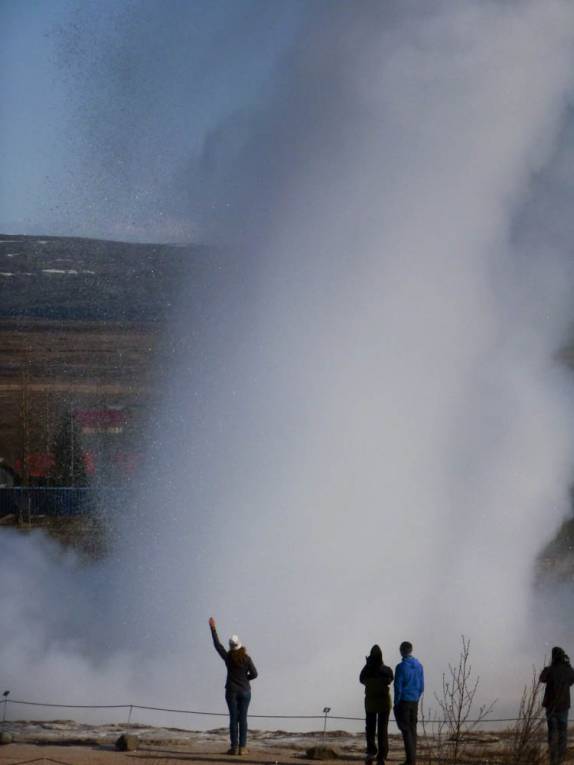 Assistindo à erupção do geiser Strokkur, na área de Geysir, parte do Golden Circle, na Islândia