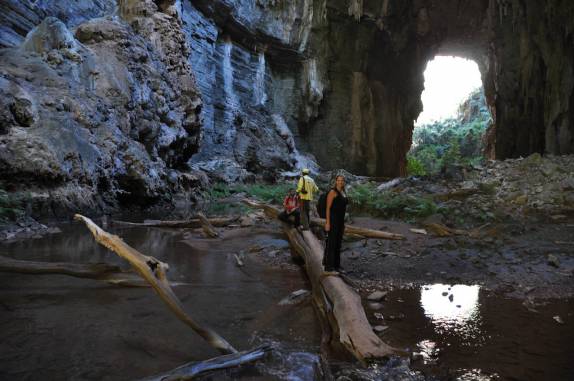 Atravessando a Caverna Janelão, no Parque Nacional Cavernas do Peruaçu, próximo à Januária - MG Atravessando a Caverna Janelão, no Parque Nacional Cavernas do Peruaçu, próximo à Januária - MG