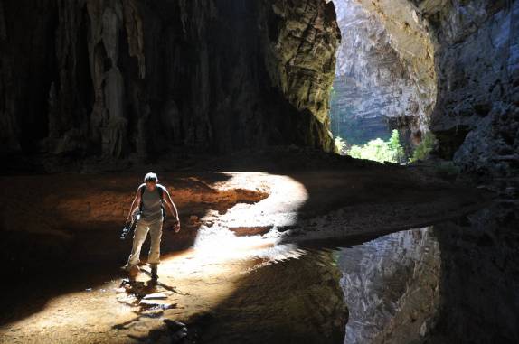 Atravessando a Caverna Janelão, no Parque Nacional Cavernas do Peruaçu, próximo à Januária - MG Atravessando a Caverna Janelão, no Parque Nacional Cavernas do Peruaçu, próximo à Januária - MG