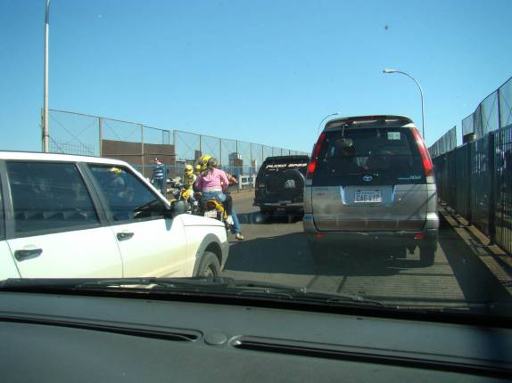 Atravessando a Ponte da Amizade, que liga o Brasil ao Paraguai, entre Foz do Iguaçu e Ciudad del Este